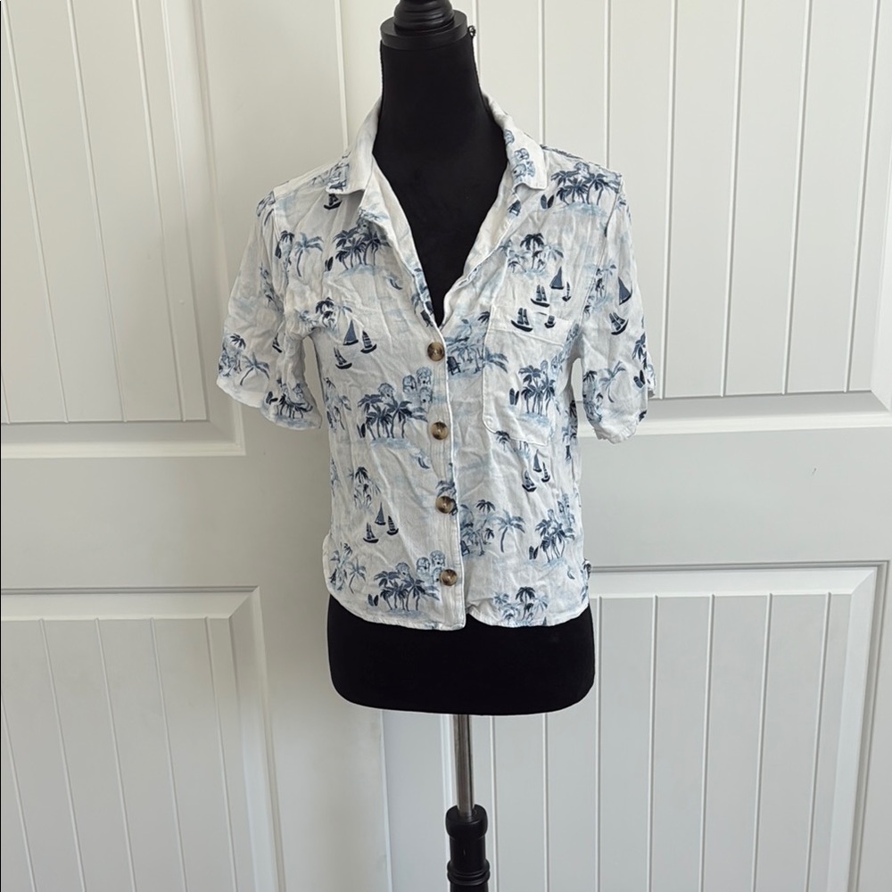 Abercrombie & Fitch White and Blue Tropical Button-Down